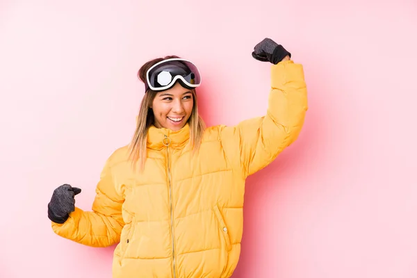 Giovane Donna Caucasica Indossa Abbigliamento Sci Uno Sfondo Rosa Alzando — Foto Stock