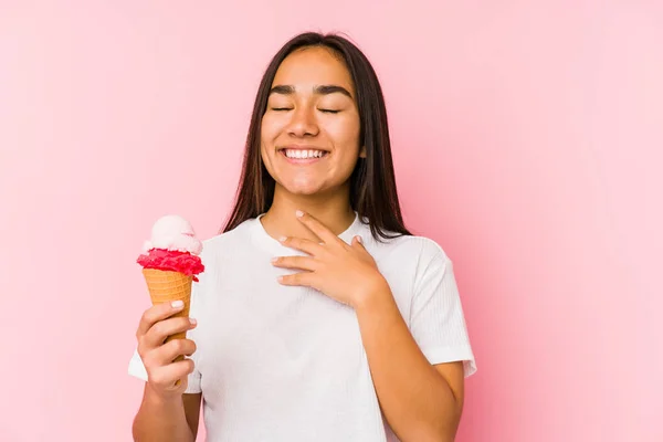 Jonge Aziatische Vrouw Het Houden Van Een Ijs Geïsoleerde Lacht — Stockfoto