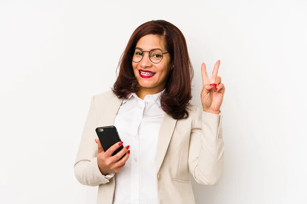 Mujer Latina Mediana Edad Sosteniendo Teléfono Móvil Aislado Alegre Despreocupado —  Fotos de Stock