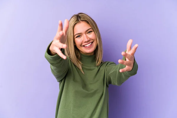 Jong Blond Kaukasische Vrouw Geïsoleerd Voelt Vertrouwen Het Geven Van — Stockfoto