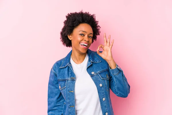 Jonge Afro Amerikaanse Vrouw Tegen Een Roze Achtergrond Geïsoleerde Knipoogt — Stockfoto