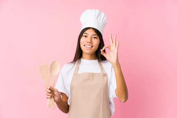 Jovem Chinesa Chef Mulher Isolada Alegre Confiante Mostrando Gesto — Fotografia de Stock