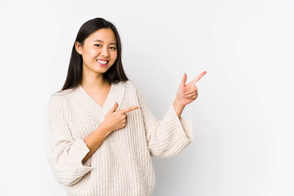 Jonge Chinese Vrouw Geïsoleerd Wijzen Met Wijsvingers Naar Een Kopieerruimte — Stockfoto