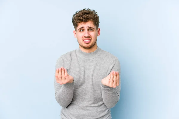 Giovane Biondo Capelli Ricci Uomo Caucasico Isolato Mostrando Che Lei — Foto Stock