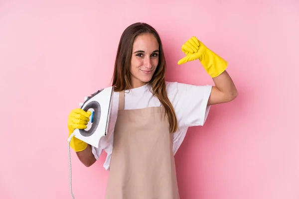 Young Caucasian Woman Clothes Iron Isolated Feels Proud Self Confident — Stock Photo, Image