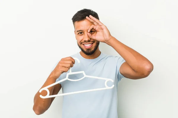 Junger Südasiatischer Mann Hält Aufgeregt Einen Kleiderbügel Der Hand — Stockfoto