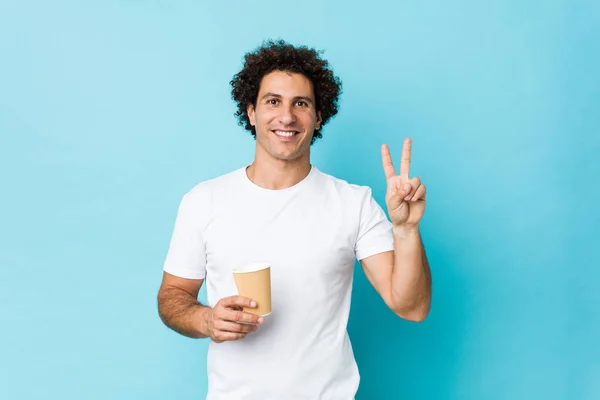 Jovem Caucasiano Encaracolado Homem Segurando Takeaway Café Mostrando Número Dois — Fotografia de Stock