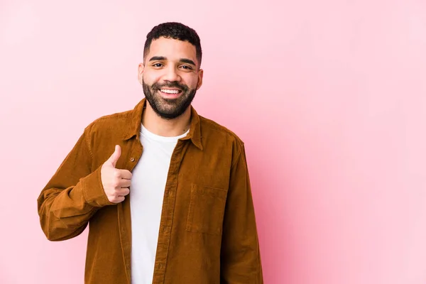 Joven Latino Sobre Fondo Rosa Aislado Sonriendo Levantando Pulgar Hacia — Foto de Stock