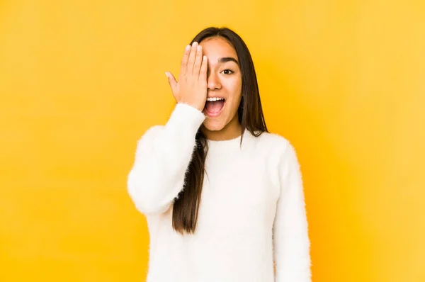 Junge Frau Isoliert Auf Gelbem Hintergrund Und Hat Spaß Dabei — Stockfoto