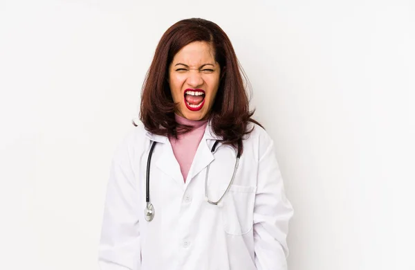 Médico Latino Meia Idade Mulher Isolada Gritando Muito Irritado Agressivo — Fotografia de Stock