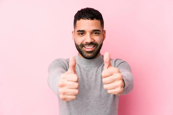 Pembe Arka Planı Olan Genç Bir Latin Adam Baş Parmağıyla — Stok fotoğraf