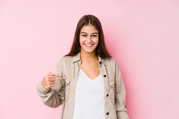 年轻的高加索女人穿着粉色背景的衣服 手拉手指着衬衫的复制品 自豪而自信 — 图库照片