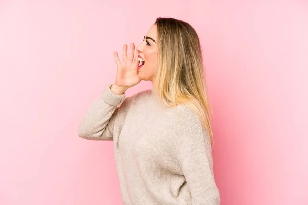 Middle Age Woman Isolated Pink Background Shouting Holding Palm Opened — Stock Photo, Image