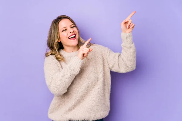 Joven Mujer Caucásica Aislada Sobre Fondo Morado Bailando Divirtiéndose — Foto de Stock