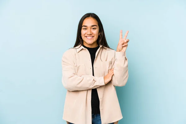 Mujer Joven Aislada Sobre Fondo Azul Mostrando Número Dos Con —  Fotos de Stock