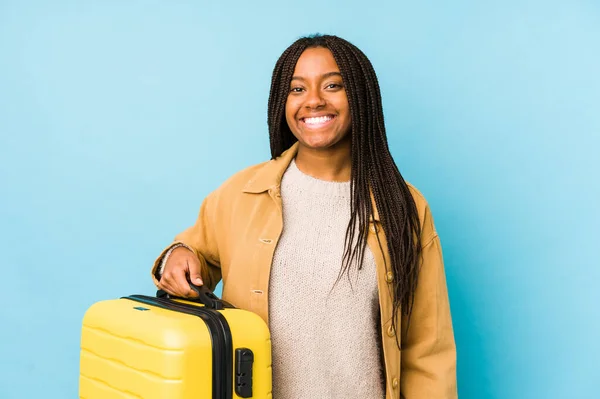 Молода Афро Американська Мандрівниця Тримаючи Валізу Ізольованою Щасливою Усміхнена Весела — стокове фото