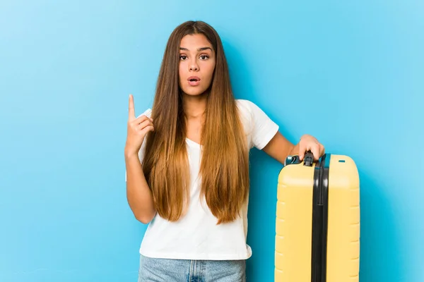 Joven Mujer Caucásica Sosteniendo Una Maleta Viaje Que Tiene Una — Foto de Stock