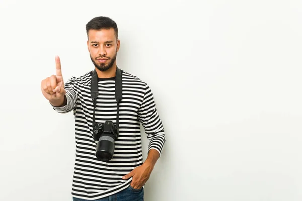 Joven Fotógrafo Sudasiático Mostrando Número Uno Con Dedo — Foto de Stock