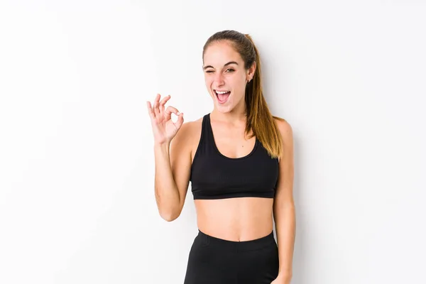 Junge Kaukasische Fitness Frau Die Vor Weißem Hintergrund Posiert Zwinkert — Stockfoto