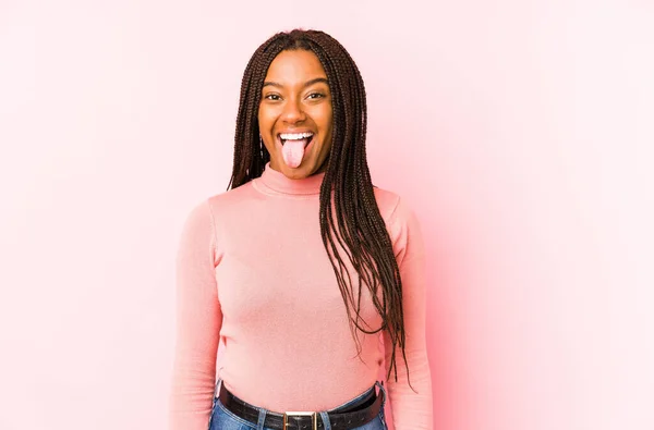 Młoda Afroamerykanka Odizolowana Różowym Tle Zabawny Przyjazny Wystający Język — Zdjęcie stockowe