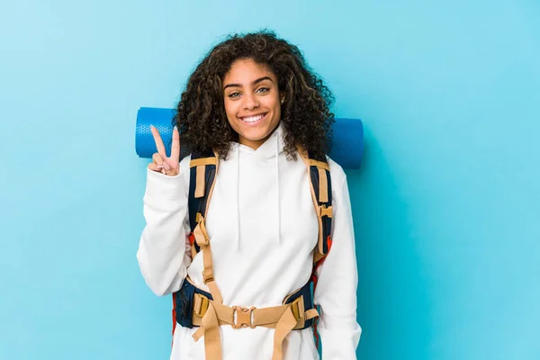 Jovem Afro Americana Mochileiro Mulher Mostrando Número Dois Com Dedos — Fotografia de Stock