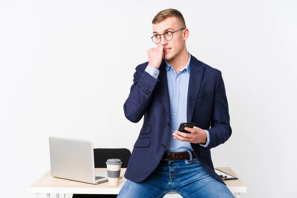 Joven Hombre Negocios Con Portátil Relajado Pensando Algo Mirando Espacio — Foto de Stock