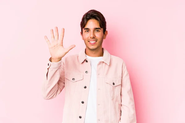 Jonge Blanke Man Poseren Een Roze Achtergrond Geïsoleerde Lachende Vrolijke — Stockfoto