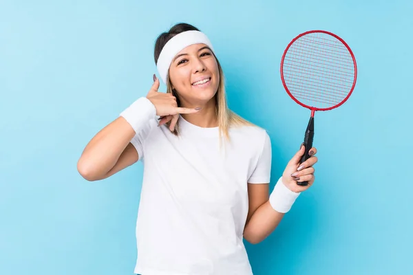 Młoda Kaukaska Kobieta Gra Badmintona Odizolowany Pokazując Telefon Komórkowy Gest — Zdjęcie stockowe