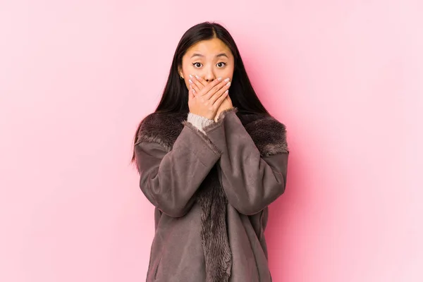Joven Mujer China Usando Abrigo Aislado Impactado Cubriendo Boca Con —  Fotos de Stock