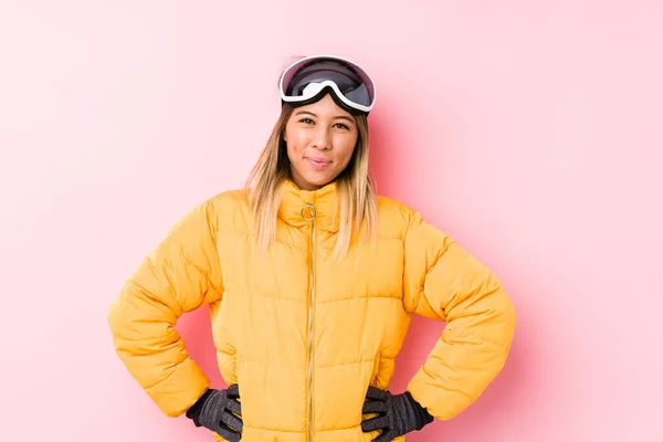 Junge Kaukasische Frau Trägt Skikleidung Vor Rosa Hintergrund Und Hält — Stockfoto