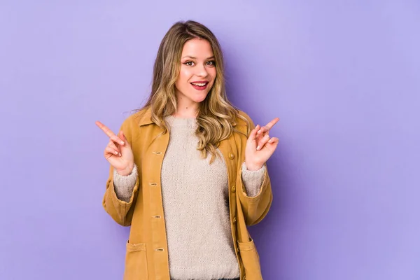 Mulher Branca Jovem Isolado Fundo Roxo Apontando Para Diferentes Espaços — Fotografia de Stock