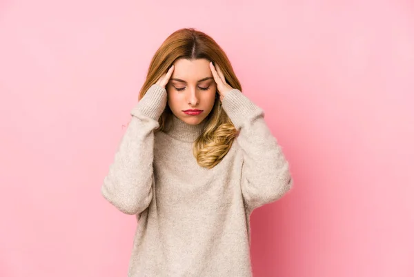 Joven Rubia Linda Mujer Usando Suéter Aislado Tocando Las Sienes —  Fotos de Stock