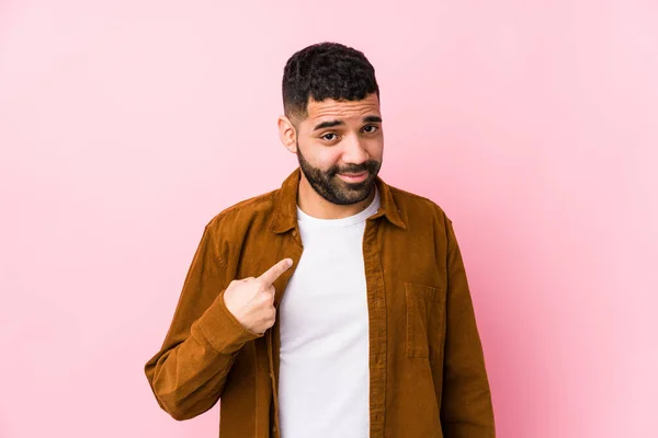 Mladý Latinský Muž Růžovém Pozadí Izolovaný Ukazuje Prstem Vás Jako — Stock fotografie