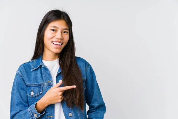 Joven Mujer Asiática Sonriendo Señalando Lado Mostrando Algo Espacio Blanco —  Fotos de Stock