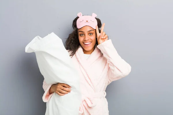 Молодая Африканская Американка Пижаме Маске Сна Держа Подушку Табличкой Победы — стоковое фото