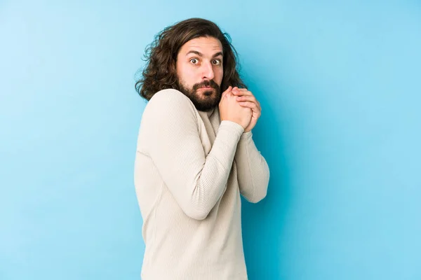 Jonge Lange Haar Man Geïsoleerd Een Blauwe Achtergrond Bang Bang — Stockfoto