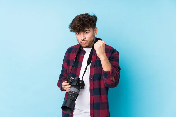 Ung Arabisk Fotograf Man Isolerad Visar Knytnäve Mot Kamera Aggressiv — Stockfoto