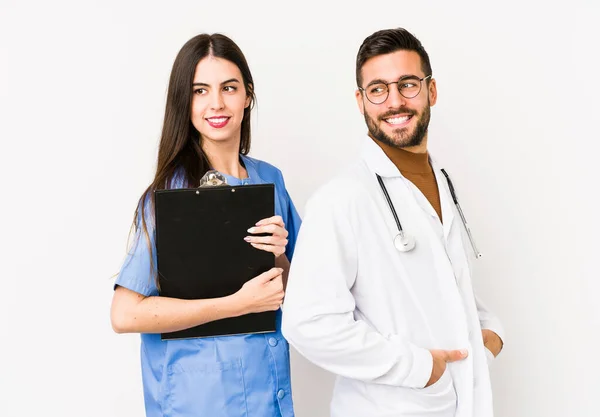 Joven Médico Una Enfermera Aislada Mira Lado Sonriente Alegre Agradable —  Fotos de Stock