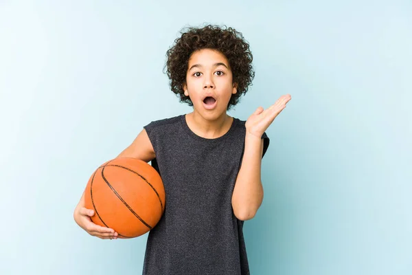 Ragazzo Che Gioca Basket Isolato Sfondo Blu Sorpreso Scioccato — Foto Stock