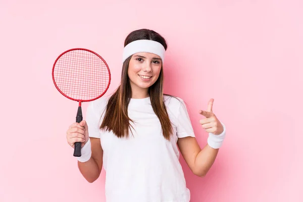 Badminton Oynayan Beyaz Bir Kadın Tişört Fotokopisini Elle Gösteren Gururlu — Stok fotoğraf