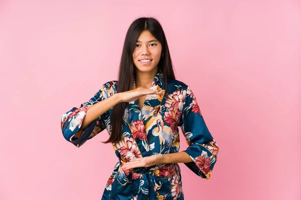 Joven Mujer Asiática Usando Pijama Kimono Sosteniendo Algo Con Ambas —  Fotos de Stock