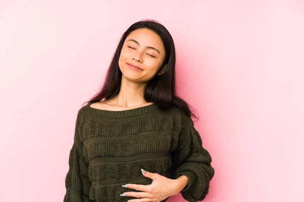 Jonge Chinese Vrouw Geïsoleerd Een Roze Achtergrond Raakt Buik Glimlacht — Stockfoto