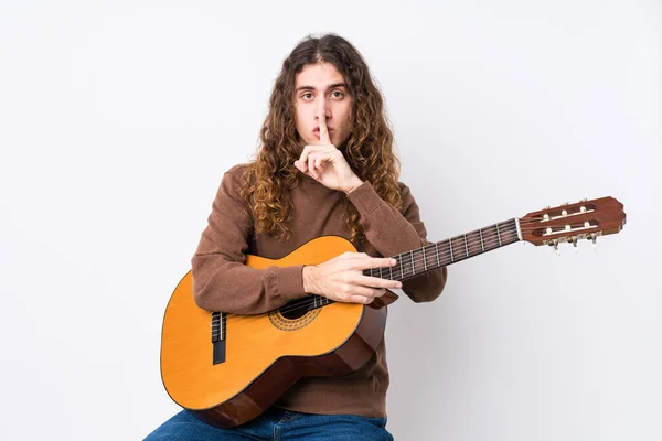 Joven Caucásico Tocando Guitarra Aislado Guardando Secreto Pidiendo Silencio —  Fotos de Stock