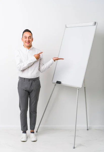 Young Latin Coaching Man Whiteboard Isolated Excited Holding Copy Space — Stock Photo, Image