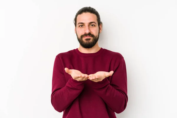 Ung Langhåret Mann Isolert Hvit Bakgrunn Som Holder Noe Med – stockfoto