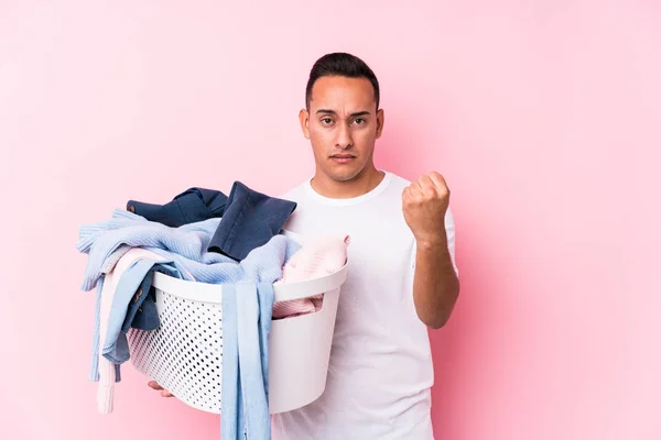 Ung Latinamerikansk Man Plockar Upp Smutsiga Kläder Isolerade Visar Knytnäve — Stockfoto