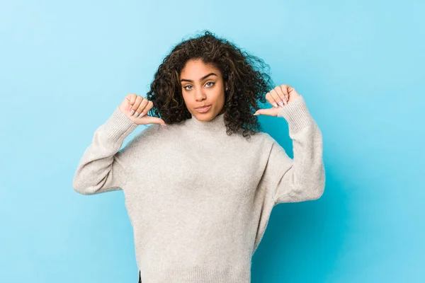 Junge Afrikanisch Amerikanische Lockenkopf Frau Fühlt Sich Stolz Und Selbstbewusst — Stockfoto