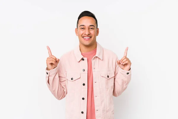 Ung Latinamerikansk Man Poserar Isolerad Indikerar Med Båda Framfingrarna Upp — Stockfoto