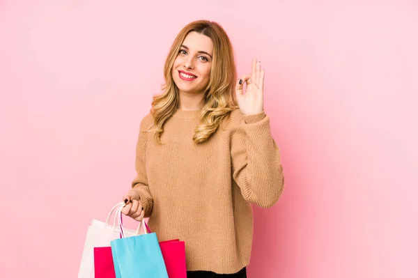 Ung Blond Kvinna Som Håller Shoppingväskor Isolerade Glada Och Självsäkra — Stockfoto
