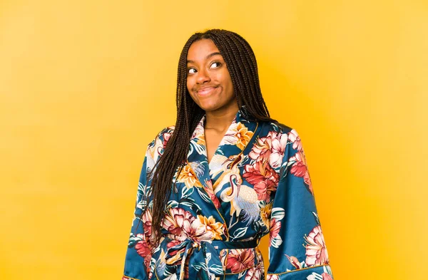 Young African American Woman Wearing Asiatic Pijama Isolated Dreaming Achieving — Stock Photo, Image